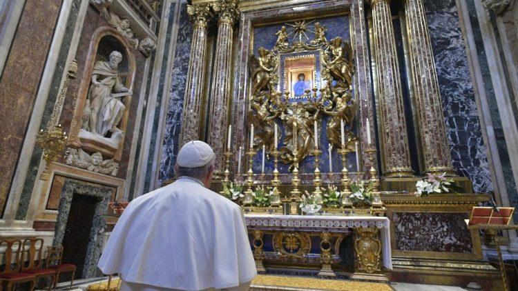 Папа Франциск возносит молитвы Пресвятой Богородице перед иконой "Спасение народа римского" (Vatican Media)